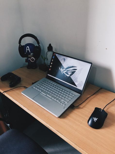 Desks Setup, Setup Notebook, Laptop Workspace, Lofi Desk, Small Room Setup, Laptop Setup, Laptop Gaming Setup, Home Office Set Up, Gaming Desk Setup