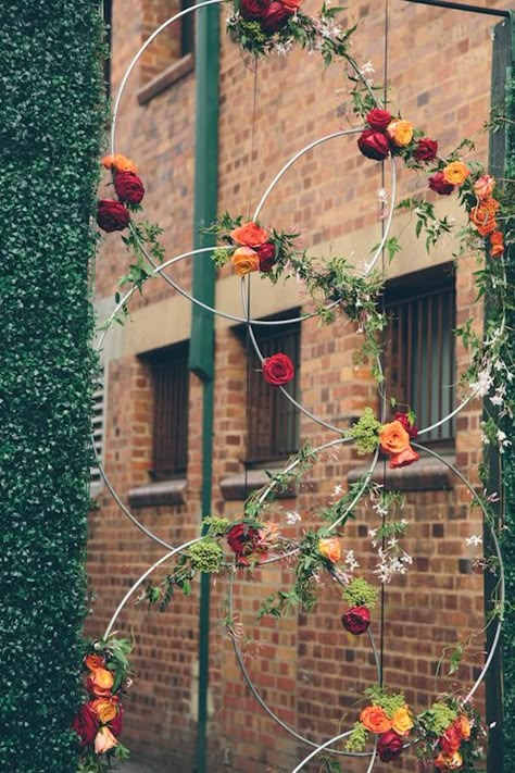 10 stunning wedding backdrop ideas Geometric Backdrop, Diy Frühling, Urban Wedding, Diy Backdrop, Diy Hanging, Deco Floral, Hula Hoop, Spring Diy, Party Inspiration