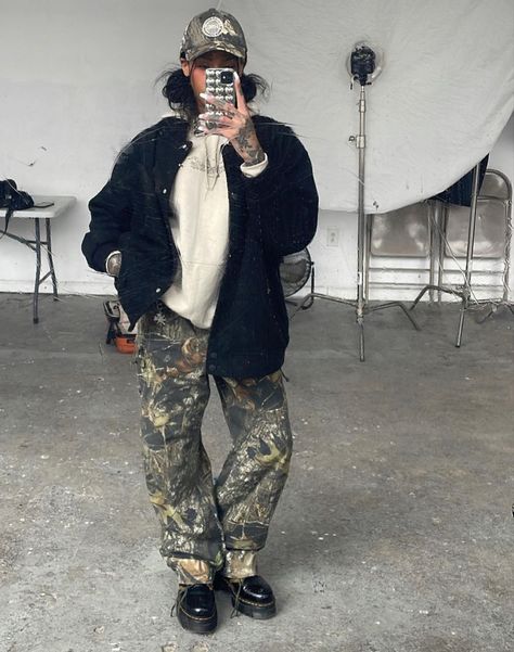 Camo Style Outfits, Camo Pants Fall Outfit, Camo Coat Outfit, Camo Cap Outfit, Camo Bag Outfit, Camo Pants Outfit Winter, Camo Jacket Outfit Aesthetic, Camo Sweatpants Outfit, Camo Hat Outfit