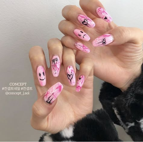 K-pop Nail Ideas, Black Pink Nails Kpop, Kpop Idols Nail Art, Yuqi Tomboy, Tomboy Nails, Asia Nails, Nails Kpop, Pop Nails, K Pop Nails