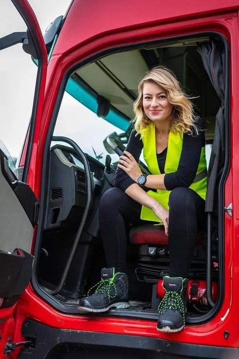 Woman Truck Driver, Truck Driver Pictures, Truck Model Photoshoot, Lisa Kelly Trucker, Female Truck Driver, Girl Truck, Women Truck Driver, Trucks For Sell, Female Trucks