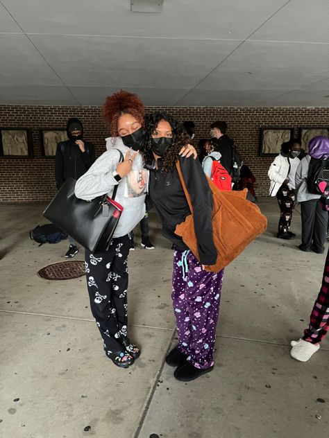 Matching Outfits Best Friend Group, Black Best Friend Goals, Pajama Day At School, Friend Group Pictures, Spirit Week Outfits, Go Best Friend, Pajama Day, Baby Friends, Best Friend Outfits