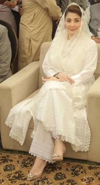 Mariam Nawaz, Pakistani White Dress, Chicken Kurta, White Kameez, Bridal Hijab Styles, Maryam Nawaz, Party Wears, White Dresses Graduation, Balochi Dress