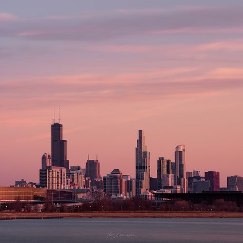 Hope all is well today? Every sunrise over Chicago is a truly remarkable experience that highlights the beauty of the natural world and the majesty of the city's skyline. Whether viewed from afar or up close, it is a sight that is sure to take your breath away! What do you think? Chicago Skyline Aesthetic, Ns Art, Skyline Aesthetic, Hope All Is Well, Chicago Aesthetic, My Kind Of Town, Chicago City, Chicago Skyline, All Is Well