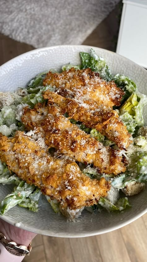 Crispy Parmesan Chicken, Plats Healthy, Creamy Dressing, One Egg, Chicken Caesar, Chicken Caesar Salad, Parmesan Chicken, Herb Seasoning, Healthy Food Dishes