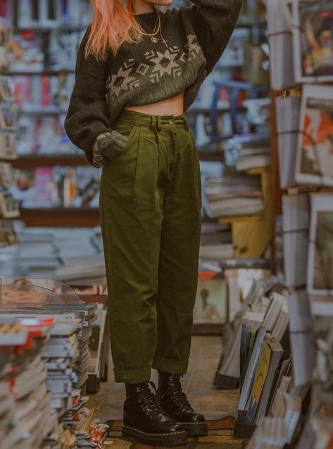 Casual Outfits Nonbinary, Boho Lesbian Style, Goblincore Work Outfits, Unisex Cottagecore Outfits, Earthy Colour Outfits, Nonbinary Grunge Fashion, Solar Punk Aesthetic Outfits, Cottagecore Nonbinary Outfits, Alternative Fashion Nonbinary