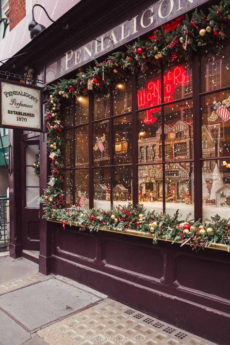 Where to find the best Christmas decorations in London — Bronwyn Townsend Southbank Christmas Market, Best Christmas Decorations, Christmas In London, London In December, Christmas In England, Chelsea Garden, Wrapped Lights, Stucco Homes, London Aesthetic