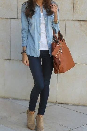 21 Reglas de estilo tan absurdas que ya deberías mandar al diablo Ankle Boots With Leggings, Denim Dress Fall, Denim Shirt Outfit, Denim On Denim Looks, How To Wear Ankle Boots, Look Legging, Casual Party Outfit, How To Wear Leggings, Blue Denim Shirt