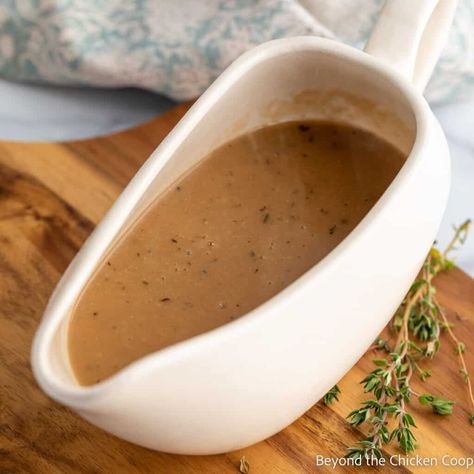 Easy Brown Gravy Dark Rich Brown Gravy, Brown Butter Gravy, Gravy From Broth, Diy Brown Gravy, Easy Brown Gravy Recipe, Brown Gravy From Scratch, Brown Gravy Recipe Easy, Flour Gravy, Easy Brown Gravy