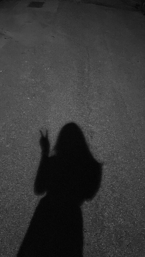 Dark Girly Asthetics Photos, Photo Of Gril, Night Shadow Snap, Night Shadow Pic, Night Mirror Selfie Snapchat, Night Shadow Aesthetic, Shadow Pictures Night, Black Aesthetic Mirror Selfie, Shadow Girl Aesthetic