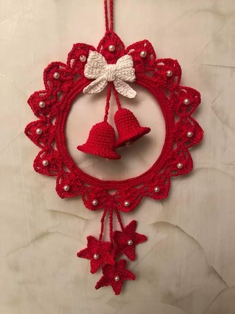 Crochet Christmas Wreath With Bells: Step-by-Step Festive Tutorial Christmas Wreath With Bells, Crochet Wreath Ornament, Crochet Christmas Baubles, Wreath With Bells, Diy Christmas Door Decorations, Patterns For Crochet, Crochet Christmas Wreath, Crochet Christmas Ornaments Free, Crochet Necklace Pattern