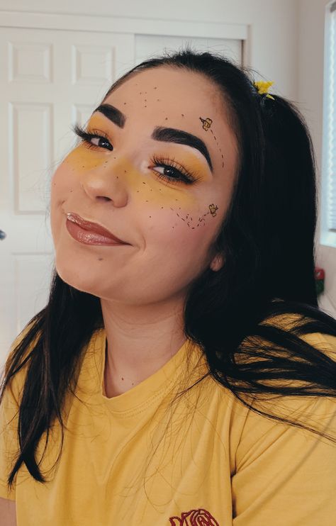 Hufflepuff Aesthetic Makeup, Cute Bee Costume Woman, Bee Make Up Halloween, Woman Bee Costume, Bee Themed Makeup, Bumble Bee Costume Makeup, Honey Costume Diy, Bumble Bee Halloween Makeup, Yellow Halloween Makeup