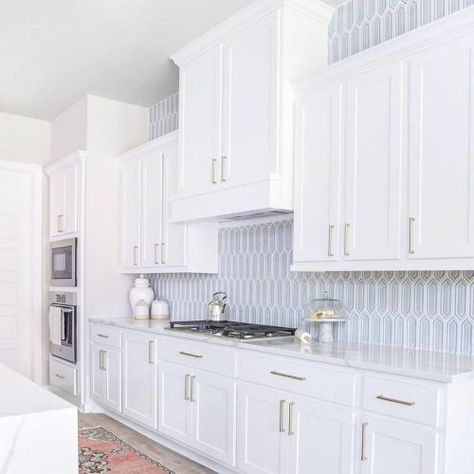 Hexagon Tile Backsplash Kitchen, Hexagon Tile Kitchen, Model Dapur, White Kitchen Backsplash, White Kitchen Tiles, Kitchen Decor Inspiration, Kabinet Dapur, Cabinets White, Kitchen Backsplash Designs