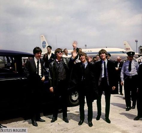 At Heathrow airport Ringo Star, Beatles Rare, Back In The Ussr, Tour Manager, Beatles Love, With The Beatles, Beatles Photos, Beatles Pictures, Joan Baez