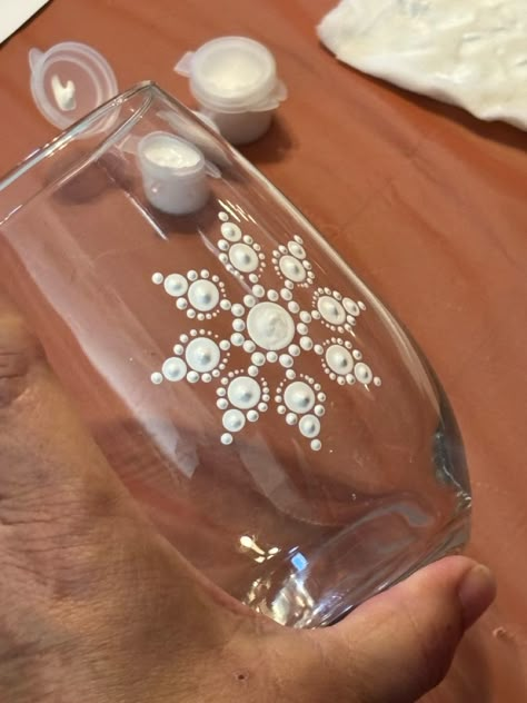 These Mandala Snowflake Stemless Wine Glasses came out SNOW beautiful! ❄️❄️❄️ #stemlesswineglass #wineglass #paintedwineglass #snowflakes #mandalasnowflake #winelover #holidaygiftidea #winterwonderland #paintedsnowflake #wineglasspainting #paintingclass #mandalaworkshop #christmaswineglass #itsbeginningtolookalotlikechristmas #christmastime #holidaycraft Mandala Snowflake Design, Dot Art Snowflake, Mandala Wine Glasses, Snowflake Dot Painting, Glass Painting Designs Pattern, Diy Wine Glass Decorating, Christmas Glass Painting Ideas, Dot Snowflakes, Dot Art Christmas