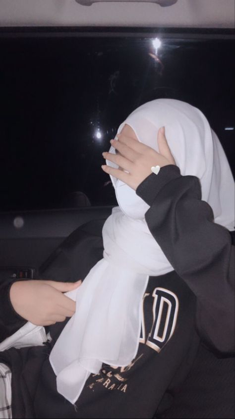 Awek Ootd Hijab Selfie, Perempuan Malaysia, Hijab Fashion Inspiration Instagram, Hijab Profile, Aesthetic Hijabi Outfits, Foto Cewek Hijab Aesthetic, Ootd Poses, Muslimah Style, Ootd Aesthetic