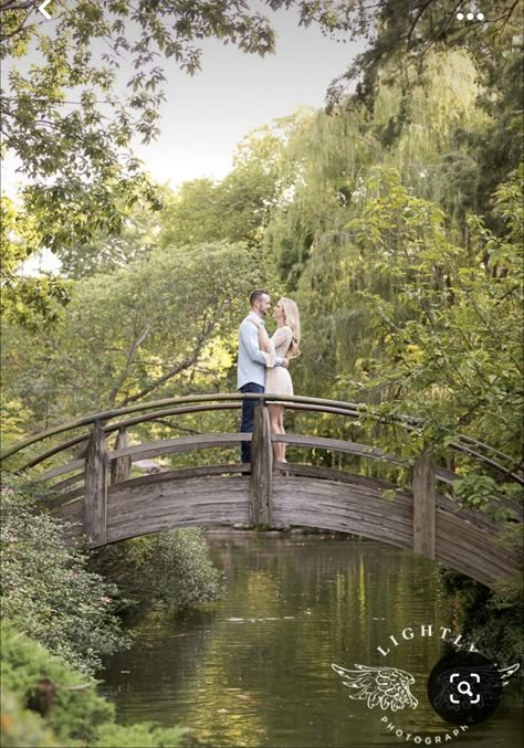 Garden Photography Couple, Fort Worth Botanical Gardens Photography, Couple Photo Poses In Garden, Japanese Garden Engagement Photos, Cupples Poses, Couple Photography Poses Garden, Pre Wedding Garden Photo Ideas, Garden Pre Wedding Photoshoot, Couple Poses In Garden