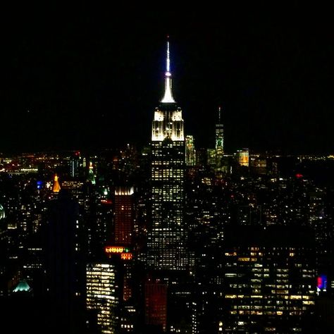 It's the city lights of new york it looks like the intro of gossip girl Gossip Girl Party, 2000s Shows, Estilo Blair Waldorf, Tumblr Girly Aesthetic 2013, Xoxo Gossip Girl, Dr Manhattan, Gossip Girl Quotes, Gossip Girl Aesthetic, Xoxo Gossip