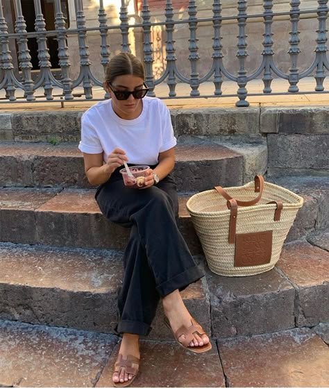 Loewe Raffia Bag Street Style, Woven Bag Outfit, Old Money Outfits Fall, Best Friends Gift Ideas, Coquette Outfit Ideas, Gift Ideas For Best Friends, Oversized Tshirt Outfit, Friends Gift Ideas, Ideas For Best Friends