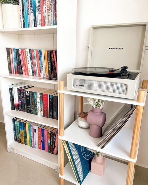 Record Player On Bookshelf, Book Stand Decor, Record Player Setup Bedroom, Record Player Stand Aesthetic, Book Corner Ideas Bedroom Cozy Nook Reading Areas, Record Player Decor, Book Corner Ideas Bedroom, Stairs Nook, Record Player Setup