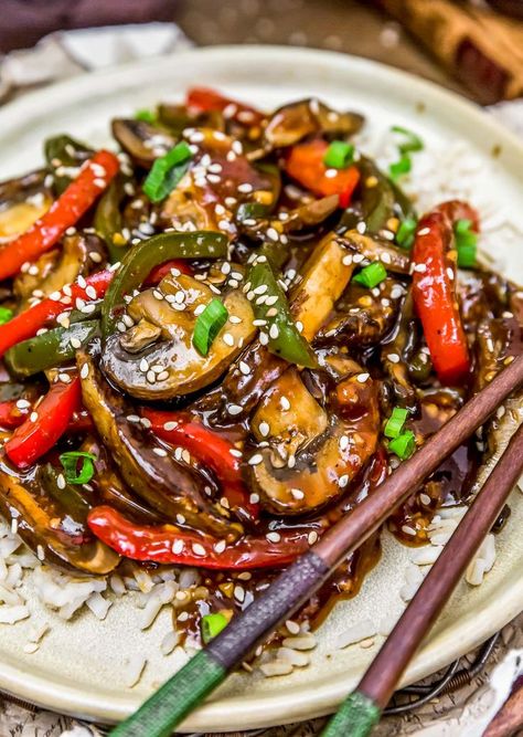 This bold and comforting Vegan Chinese Pepper “Steak” is bursting with umami flavor and wholesome ingredients; you won’t believe how easy it is to make. #wholefoodplantbased #vegan #oilfree #glutenfree #plantbased | monkeyandmekitchenadventures.com Chinese Pepper Steak, Monkey And Me Kitchen Adventures, Monkey And Me, Vegan Chinese, Soy Curls, Whole Food Plant Based, Veggie Meals, Vegan Asian, Pepper Steak