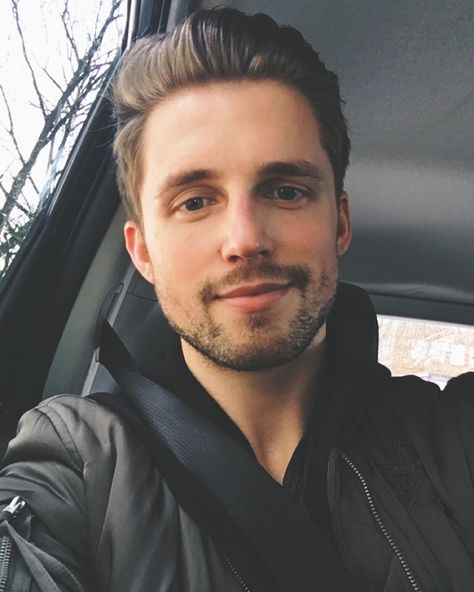 YouTuber Marcus Butler Male Youtubers, Popular Youtubers, Marcus Butler, Logan Henderson, Vlog Squad, Calvin Harris, Celebrity Dads, British Men, Hugh Jackman