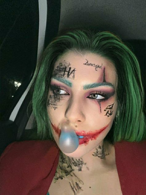 Halloween make up trendy Joker Girl Makeup Halloween, Joker Girl Makeup, Joker Nails, Joker Face Paint, Girl Joker, Joker Face Tattoo, Joker Halloween Makeup, Joker Girl, Scary Couples Halloween Costumes