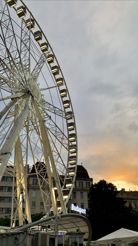 Budapest Photography Instagram, Budapest Instagram Story, Budapest Vacation, City Wallpapers, Photoshoot Sunset, Capital Of Hungary, Budapest City, Fake Insta, Travel Wishes