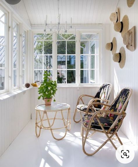 White Sunroom, Modern Sunroom, Cozy Sunroom, Dark Wooden Floor, Small Sunroom, Modern Balcony, Sunroom Decorating, Minimal Furniture, Sunroom Designs