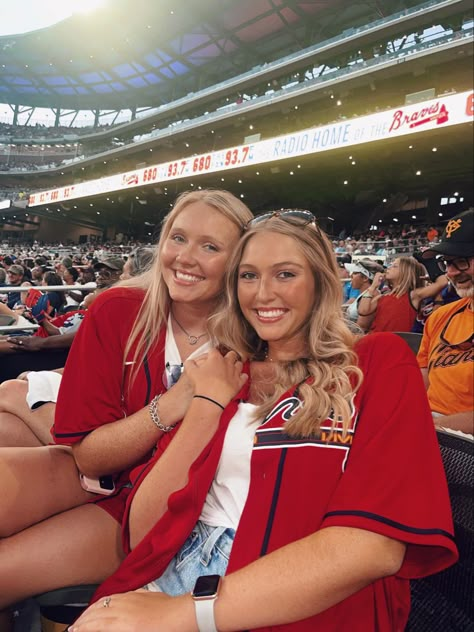 Cute Insta Poses, Atlanta Braves Outfit, Braves Game Outfit, Baseball Jersey Outfit Women, Poses Friends, Baseball Costumes, Baseball Jersey Outfit, Phillies Game, Braves Jersey