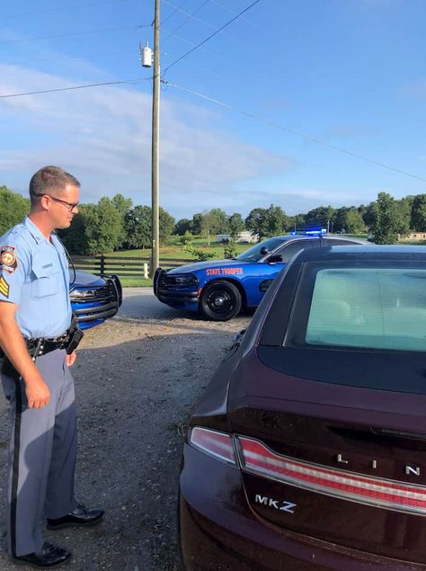 Police Officer Helps Stranded Elderly Driver Who Ran Out of Gas Out Of Gas, Police Car, Positive Stories, Cute Images For Wallpaper, Iphone Repair, Marriage Life, Buying Groceries, Heartwarming Stories, Photo To Video