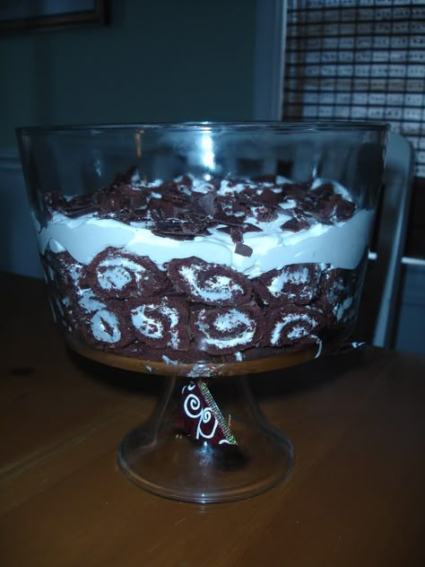 Triffel Recipes, Swiss Roll Trifle, Swissroll Ideas, Triffle Recipe, Swiss Cake Roll, Church Table, Trifle Bowl Recipes, Refrigerated Desserts, Trifle Cake