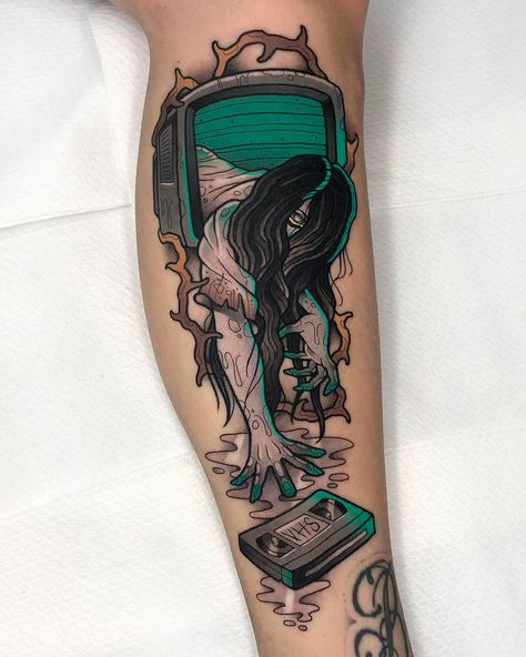 Super super cool 'The Ring'💀💀 Tattoo by the amazing @jj.neotraditional with #tattoolandsupplies Thank you so much for sharing! 🔝🔝🔝🔝 • Cool side note + tip: It's @onnedi 's tattoo! She has an amazing podcast named @moordcast (𝘪𝘯 𝘋𝘶𝘵𝘤𝘩 𝘵𝘩𝘰𝘶𝘨𝘩!) for my fellow true crime peepz! #fangirl • • • • • #tattoo #tattoos #thering #horrormovie #samaramorgan #horrortattoo #horrortattoos #neotraditionaltattoo #neotraditionaltattoos #neotradtattoo #neotradtattoos #tattoocommunity #tattooland #tattoolandsupp... Neo Traditional Arm Band Tattoo, Halloween Tattoo Leg, Horror Flash Art, Drawn On Tattoos, Neotraditional Tattoo Art, Horror Filler Tattoos, The Lost Boys Tattoo Ideas, Candyman Horror Tattoo, The Ring Tattoo Horror