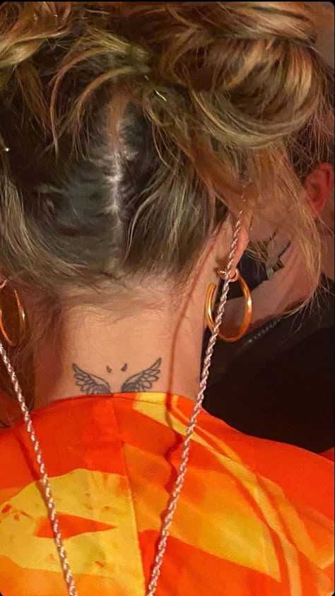 Angel Wings Tattoo Neck, Behind The Neck Tattoos, Wing Neck Tattoo, Neck Tattoo Women, White Butterfly Tattoo, Butterfly Wing Tattoo, Wing Tattoos On Back, Girl Neck Tattoos, Mom Tattoo Designs