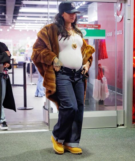 Rihanna Outfits 2023, Fly Pregnant Outfits, Rihanna Pregnancy Style, Rihanna Pregnant Outfits, Pregnant Fits, Preg Outfits, Rihanna Pregnant, Casual Maternity Outfits, Looks Rihanna