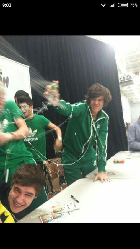 Silly String, Harry 1d, One Direction Photos, Family Show, One Direction Videos, Louis And Harry, One Direction Pictures, I Love One Direction, 1 Direction