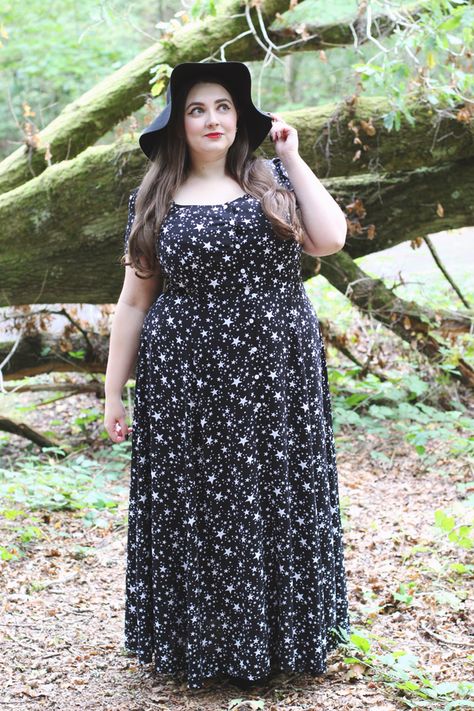 Simply Be Star Print Maxi Dress // Plus size Halloween witch costume Plus Size Witch Fashion, Plus Size Witch, Fat Goth, Fat Witch, Witch Of The Woods, Photoshoot Business, Witchy Accessories, Halloween Witch Costume, Black Floppy Hat