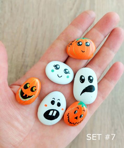 Halloween Painted Rocks Ideas, Ghost Rocks Painted, Dungeon Halloween, Pumpkin Rocks, Fall Movie, Halloween Sleepover, Rock Designs, Stones Garden, Halloween Rocks