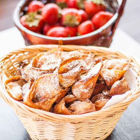 Nutella and Strawberry Wontons - fresh strawberries and nutella paired together in a little wonton wrapper, then fried to perfection. Delicious! #nutella #strawberries #wontons #recipe Strawberry Wontons, Breaded Fish Recipe, Nutella Strawberries, Strawberry Nutella, Japanese Desserts, Jo Cooks, Wonton Recipes, Wonton Wrappers, Wontons