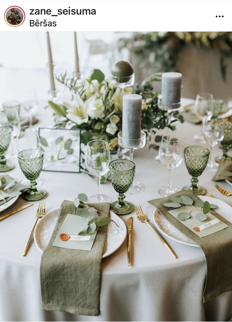 Sage Green And Silver Wedding Table Settings, Wedding Plate Set Up Rustic, Green Table Cloths Wedding, Wedding Table Design Round, Green Table Decor Wedding, Wedding Decorations Green And White, Green Wedding Table Settings, Wedding Table Settings Without Plates, Sage Wedding Table