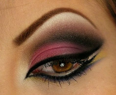 Jafar Makeup Arab, Arabic Eye Makeup, Makeup Tips For Brown Eyes, Pink Smokey Eye, Make Up Designs, Smokey Eye Makeup Look, Arabic Makeup, Video Makeup, Make Up Videos