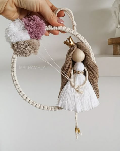 Diy Yarn Decor, Diy Yarn Dolls, Macrame Doll, Dolls Handmade Diy, Easy Yarn Crafts, Macrame Knots Pattern, Yarn Dolls, Diy Yarn Crafts, Doll Diy Crafts