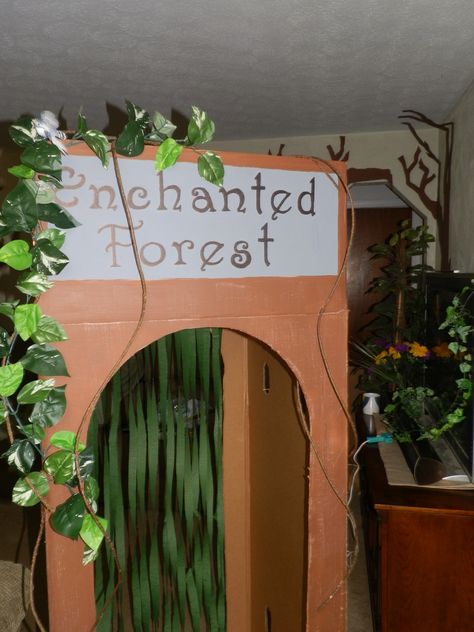 Enchanted forest themed party.  I used a refridgerator box as an entry way into the party.  After painting it I hot glued fake ivy and butterflies on the outside.  I hung green streamers from the back so once they walked through the entrance, they had to move the streamers aside to enter the room. Enchanted Forest Book Fair, Forest Themed Party, Forest Decorations, Enchanted Forest Prom, Enchanted Forest Decorations, School Book Fair, Enchanted Forest Birthday, Fake Ivy, Enchanted Forest Party