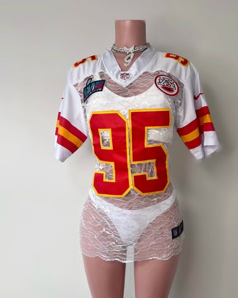 Jersey Football Outfit, Jersey Upcycle, Jersey Outfit Women, Bad And Boujee Outfits, Football Girlfriend, Extra Clothes, Football Jersey Outfit, Clothes Board, Nba Outfit