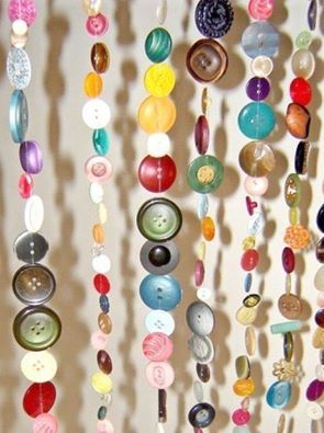 Button Curtain - add a splash of color without painting Appartment Decor, Diy Buttons, Beaded Curtains, Button Art, Diy Curtains, Button Crafts, Bohemian Decor, Wind Chimes, Craft Room