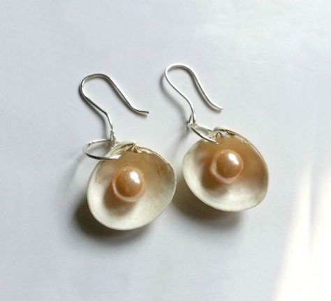 DIY Sea Shell Earrings Diy Pearl Jewelry, Sea Shell Earrings, Sea Shells Diy, String Earrings, Diy Jewellery Designs, Shells Diy, Homemade Earrings, Box Hinges, Pearls Diy