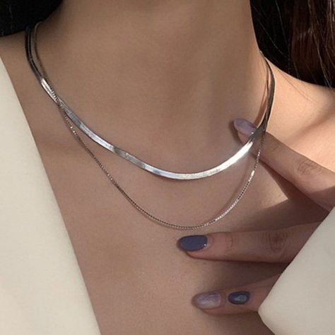 Silver Chain Layering, Flat Silver Necklace, Layer Silver Necklace, Snake Jewelry Necklaces, Jewelry Poses, Chain Necklace Outfit, Flat Necklace, Pretty Jewelry Necklaces, Jewel Wedding