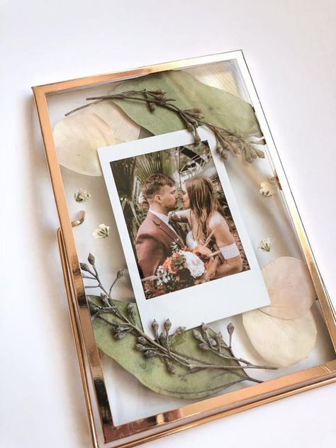 Creative Picture Frames, Polaroid Gift Ideas, Polaroid Crafts, Picture Gift Ideas, Photo Frame Ideas, Perlengkapan Bayi Diy, Polaroid Prints, Pressed Flower Frame, Pressed Flower Crafts