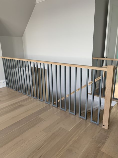 Balcony Railing Design Modern, Modern Farmhouse Staircase, Split Entry Remodel, Indoor Stair Railing, Loft Railing, Indoor Railing, Staircase Railing Design, Indoor Balcony, Handrail Design