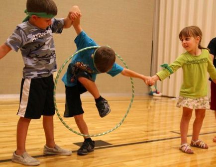 Hoop relay and more great outdoor activities for developing gross motor skills.  Laurie Turk Relay Games, Team Building Games, Golden Time, Gross Motor Activities, Building Games, Children Playing, Camping Games, Kids Games, Team Building Activities